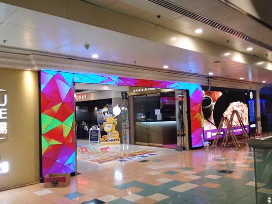 Schermo LED per interni creativo personalizzato con display a LED P6 a triangolo a colori con installazione fissa
